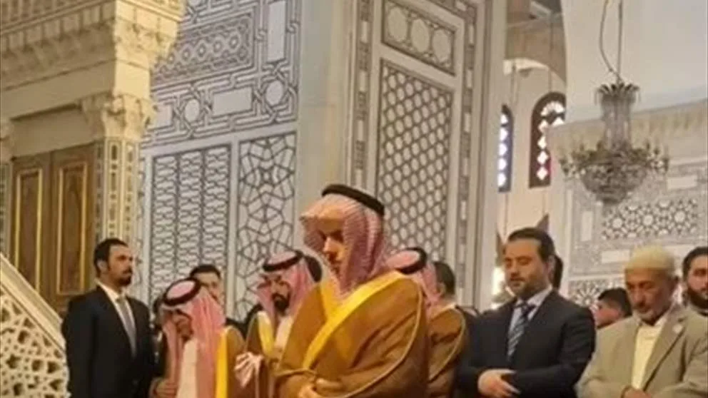 وزير الخارجية السعودي يؤدي الصلاة في المسجد الأموي بدمشق (فيديو)