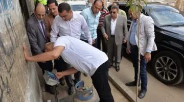 محافظ الدقهلية يوقف سيارة غاز البوتاجاز للتحقق من وزن الأنبوبة.