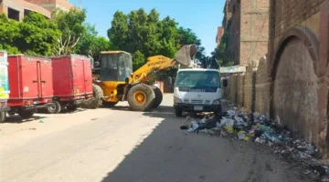 حملات شاملة لتنظيف وإزالة العوائق وصيانة الطرق والإضاءة في مراكز المنيا