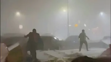 كأنها نهاية العالم.. لقطات من عاصفة الإسكندرية اليوم (فيديو)