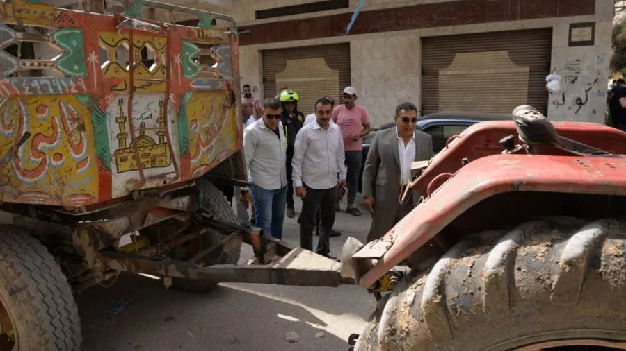 محافظ الدقهلية يتخذ إجراءً ضد جرار لنقله مخلفات هدم على الطريق العام