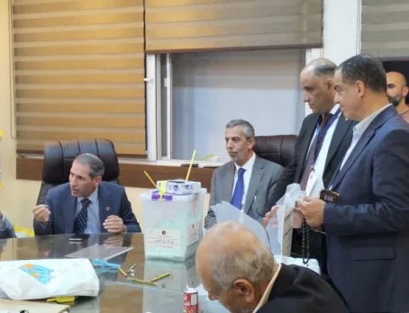 قائل عبارة “سنرتدي زي الجيش العربي ضد إسرائيل” يصبح نقيباً.. سيناريو “إبعاد الإسلاميين” يفشل في “نقابة المحامين” الأردنيين بعد استبعادهم من “نقابة الأطباء والصيادلة” وتهميشهم في “نقابة المهندسين” مع تصويت لصالح الخط الوطني. قائل عبارة “سنرتدي زي الجيش العربي ضد إسرائيل” يصبح نقيباً.. سيناريو “إبعاد الإسلاميين” يفشل في “نقابة المحامين” الأردنيين بعد استبعادهم من “نقابة الأطباء والصيادلة” وتهميشهم في “نقابة المهندسين” مع تصويت لصالح الخط الوطني.