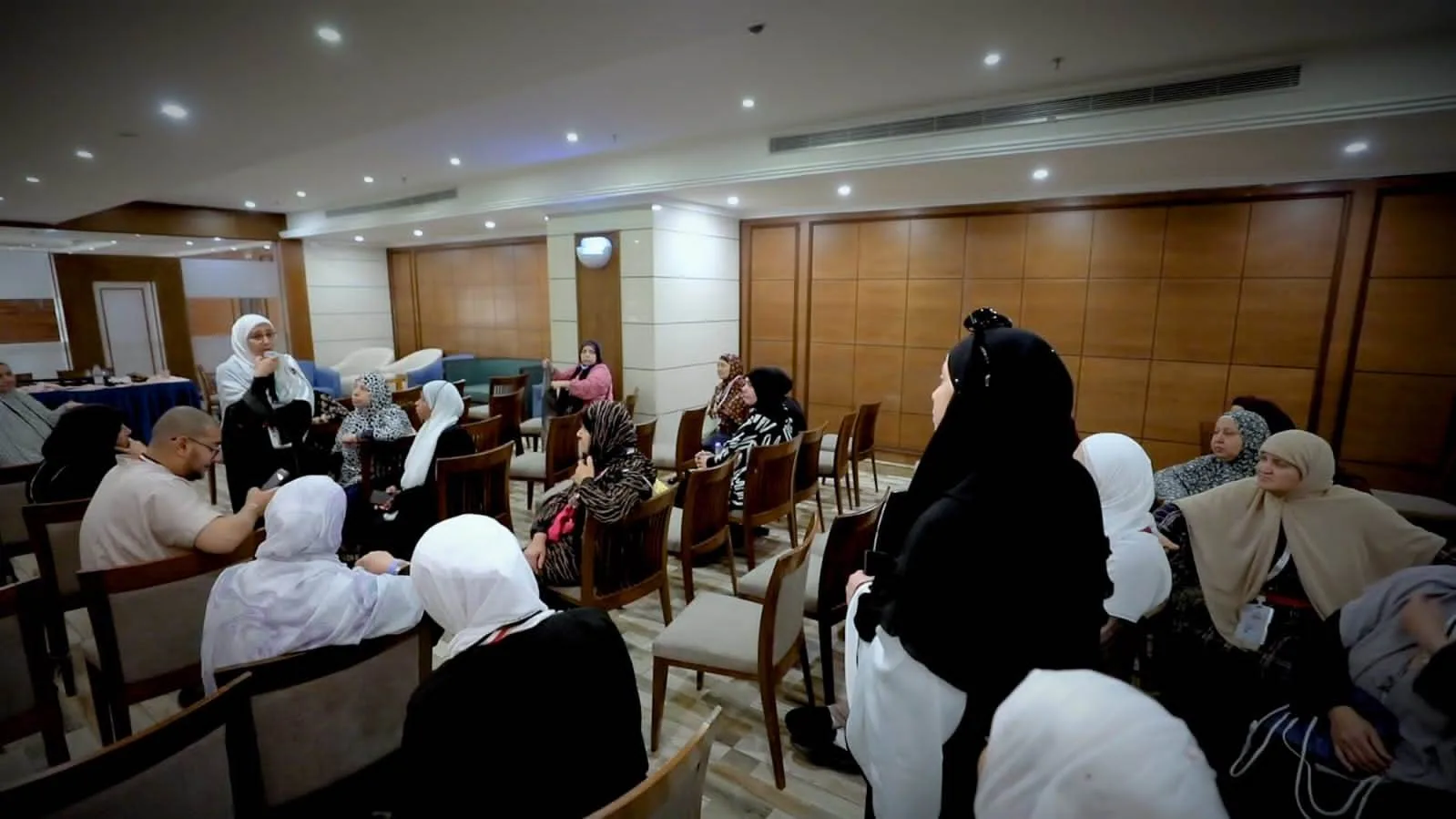 ندوات دينية لحجاج القرعة في مكة المكرمة لتوجيههم حول كيفية أداء مناسك الحج ندوات دينية لحجاج القرعة في مكة المكرمة لتوجيههم حول كيفية أداء مناسك الحج