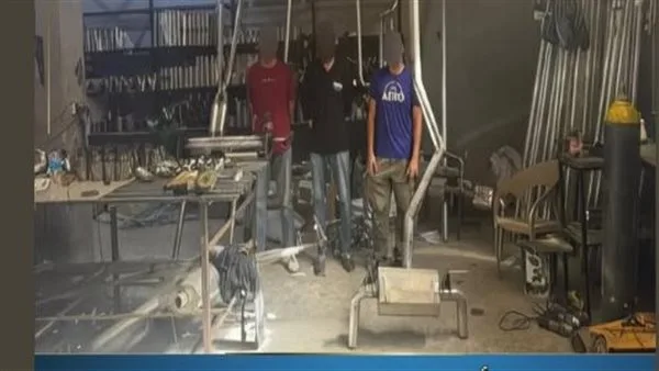 إلقاء القبض على 3 أفراد بتهمة إدارة مصنع لتعديل عوادم السيارات في القاهرة إلقاء القبض على 3 أفراد بتهمة إدارة مصنع لتعديل عوادم السيارات في القاهرة