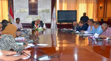 محافظ الأقصر يجتمع بممثلين لمناقشة أحدث تطورات نظام التصالح والتقنين