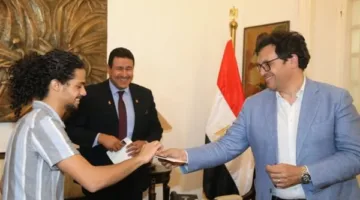 وزير الثقافة يمنح بطاقات “أهلاً وسهلاً بالطلبة” لأوائل المشاركين في المبادرة