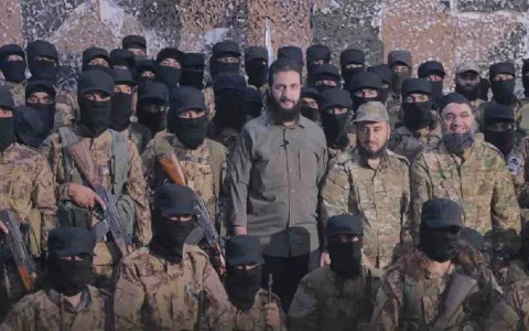 قواعد السلوك والانضباط العسكري في “سورية الجديدة”: هل ينطوي “الدفاع عن الوطن” على محاربة إسرائيل، وهل لا يزال الجيش السوري يُعتبر “عربيًّا”؟ ما مصير “المُلثّمين المتمردين” وماذا بشأن “لحى الجنود”، هل تصبح لحية الشرع هي المعيار؟ قواعد السلوك والانضباط العسكري في “سورية الجديدة”: هل ينطوي “الدفاع عن الوطن” على محاربة إسرائيل، وهل لا يزال الجيش السوري يُعتبر “عربيًّا”؟ ما مصير “المُلثّمين المتمردين” وماذا بشأن “لحى الجنود”، هل تصبح لحية الشرع هي المعيار؟