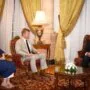وزير الخارجية والهجرة يجتمع مع عضو لجنة الخدمات العسكرية في مجلس الشيوخ الأمريكي