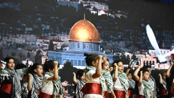 طلاب 6 أكتوبر يعبرون عن دعمهم لفلسطين في نهاية الفعاليات المدرسية طلاب 6 أكتوبر يعبرون عن دعمهم لفلسطين في نهاية الفعاليات المدرسية