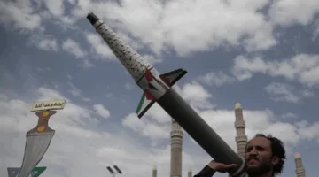 الحوثيون يحذرون المستثمرين الأجانب في إسرائيل: اغتنموا الفرصة للمغادرة قبل فوات الأوان