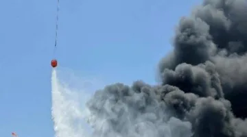 شاهد بالفيديو: حريق ضخم يشتعل في ميناء بالشارقة، الإمارات