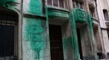 سفارة إسرائيل في فرنسا تدين “الهجمات المعادية للسامية” في باريس في إطار “التوترات” بين الدولتين.