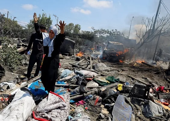 استشهاد 35 فلسطينيًا جراء قصف إسرائيلي على مخيمات النازحين غرب خان يونس استشهاد 35 فلسطينيًا جراء قصف إسرائيلي على مخيمات النازحين غرب خان يونس