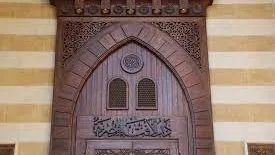 أي الخيارين أفضل: دعم المحتاجين أم أداء الحج والعمرة التطوعية؟ فتوى توضح الأمر.