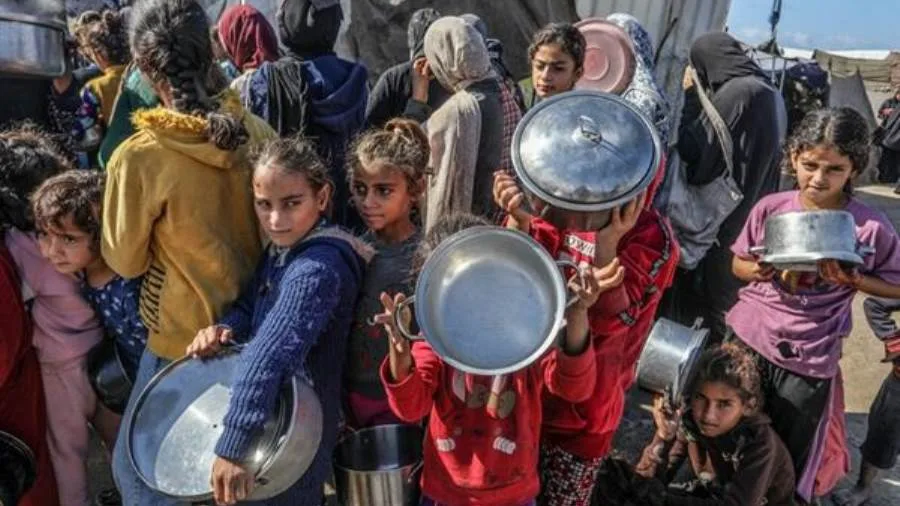 19 دولة أوروبية بالإضافة إلى اليابان وكندا وأستراليا يحذرون من تهديد المجاعة في غزة. 19 دولة أوروبية بالإضافة إلى اليابان وكندا وأستراليا يحذرون من تهديد المجاعة في غزة.