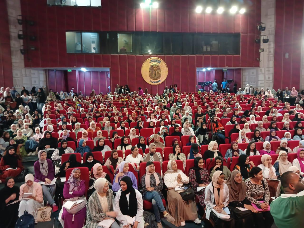 إقبال كبير من طلاب الثانوية العامة على محاضرات المراجعة النهائية