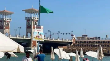 توافد معتدل على شواطئ الإسكندرية بالرغم من رفع الأعلام الخضراء والصفراء