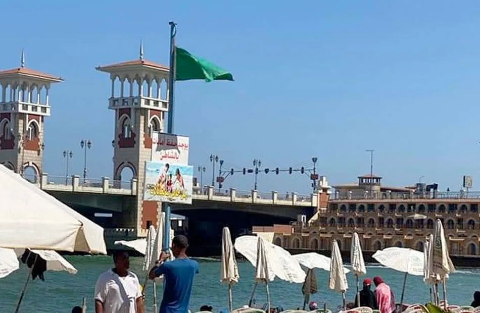 توافد معتدل على شواطئ الإسكندرية بالرغم من رفع الأعلام الخضراء والصفراء توافد معتدل على شواطئ الإسكندرية بالرغم من رفع الأعلام الخضراء والصفراء