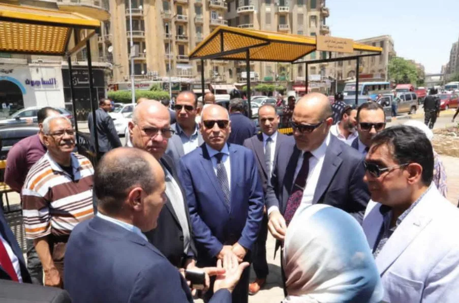 وزير العمل ومحافظ القاهرة يتفقدان أماكن انتظار لائقة لعمال التراحيل بباب الشعرية