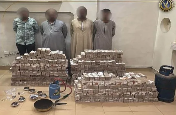 قيمة 77 مليون جنيه: اعتقال 4 أفراد بتهمة التنقيب عن الذهب في أسوان قيمة 77 مليون جنيه: اعتقال 4 أفراد بتهمة التنقيب عن الذهب في أسوان