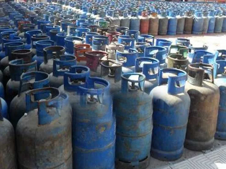 إحباط بيع 3431 أسطوانة غاز و1000 لتر من السولار في السوق السوداء بالبحيرة إحباط بيع 3431 أسطوانة غاز و1000 لتر من السولار في السوق السوداء بالبحيرة