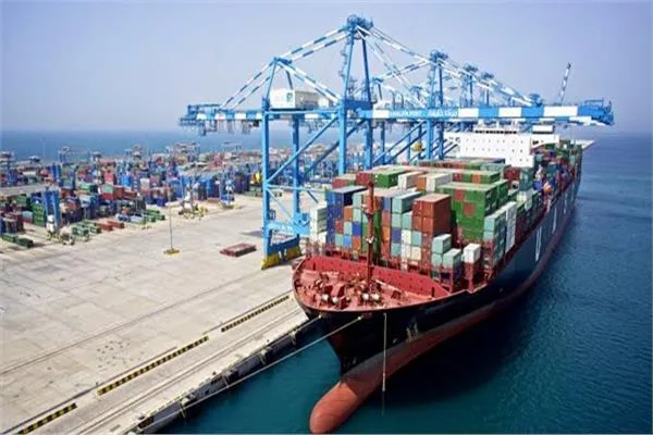ميناء الإسكندرية يستقبل سفينة سياحية على متنها 4696 راكبا