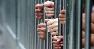 طفل يتعرض لإصابة خطيرة برصاصة من سلاح والد أحد أصدقائه بكفر الشيخ
