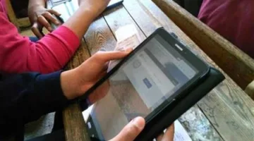 أولياء أمور طلاب الثانوية العامة في المنيا يعبرون عن استيائهم من مشاكل أجهزة التابلت ويطلبون العودة للاختبارات الورقية.
