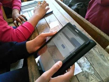 أولياء أمور طلاب الثانوية العامة في المنيا يعبرون عن استيائهم من مشاكل أجهزة التابلت ويطلبون العودة للاختبارات الورقية. أولياء أمور طلاب الثانوية العامة في المنيا يعبرون عن استيائهم من مشاكل أجهزة التابلت ويطلبون العودة للاختبارات الورقية.