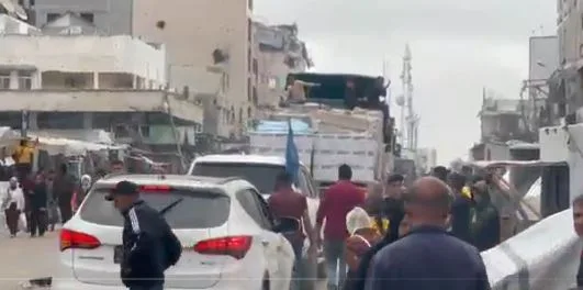إعلام إسرائيلي: عبور شاحنات مساعدات إنسانية إلى قطاع غزة اليوم