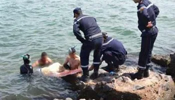 بعد مرور 12 ساعة.. استعادة جثة غريق البحر في الساحل الشمالي غرب الإسكندرية