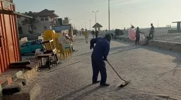 شن عمليات لتنظيف شاطئ العريش وإزالة الرمال المتجمعة على الكورنيش