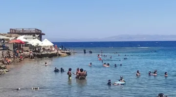 مغامرات بحرية وطبيعة خلابة: تزايد جاذبية مدينة دهب للزوار عشاق الرياضات المائية