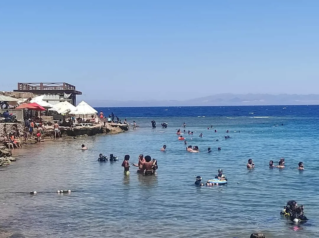 مغامرات بحرية وطبيعة خلابة: تزايد جاذبية مدينة دهب للزوار عشاق الرياضات المائية
