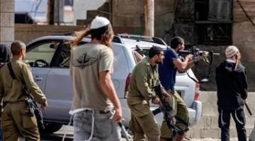 مستوطنون إسرائيليون يعتدون على صحفيين فلسطينيين في الضفة الغربية