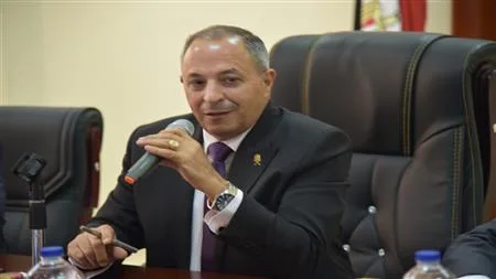 محافظ بورسعيد يشارك في توزيع الأجهزة الكهربائية على الأسر المحتاجة. محافظ بورسعيد يشارك في توزيع الأجهزة الكهربائية على الأسر المحتاجة.