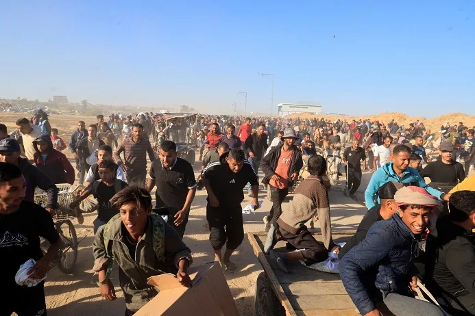 فيديو: عناصر من شركة الأمن الأمريكية يطلقون النار على فلسطينيين خلال استلامهم المساعدات في غزة