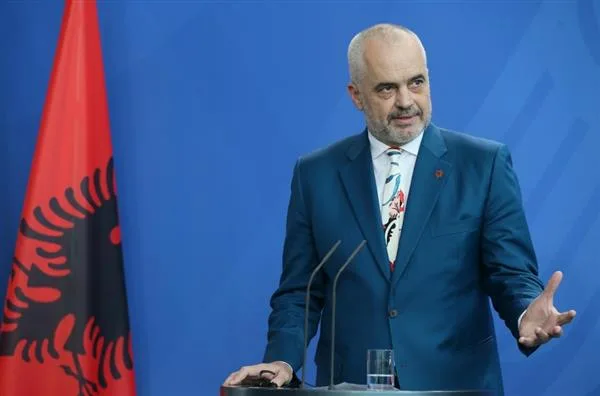 رئيس وزراء ألبانيا يعبر عن امتنانه للناخبين بعد فوزه الكبير ويؤكد التزامه بالانضمام إلى الاتحاد الأوروبي بحلول عام 2030.