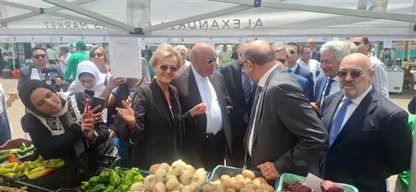 سفيرة الاتحاد الأوروبي تزور سوق المزارعين في الإسكندرية سفيرة الاتحاد الأوروبي تزور سوق المزارعين في الإسكندرية