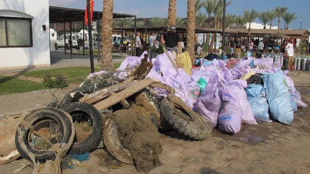 جمع 900 كيلوغرام من النفايات خلال المرحلة الأولى لمبادرة تنظيف البحر في شرم الشيخ