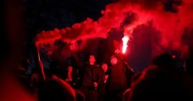 جماهير سان جيرمان تغزو باريس احتفالا بالتأهل لنهائى دورى الأبطال.. فيديو