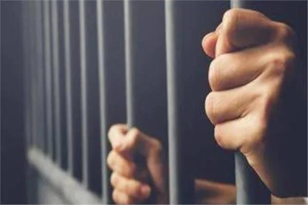 السجن 3 إلى 10 أعوام لـ14 متهمًا بقتل وإصابة شخصين تصدوا لمعاكسة سيدتين في الإسكندرية