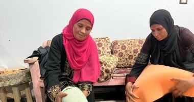 سيدات قنا الجدعان يحترفن إعادة تدوير إطارات السيارات لقطع فنية.. صور