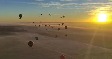 البالون الطائر بالأقصر سحر خاص يبهج سياح العالم بسماء البر الغربى.. صور