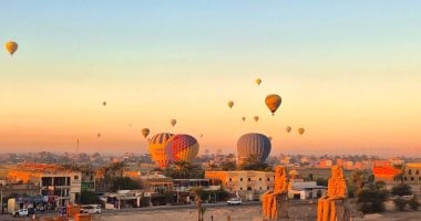 صورة اليوم.. البالونات الطائرة تبهر سياح العالم برحلات يومية فوق البر الغرب