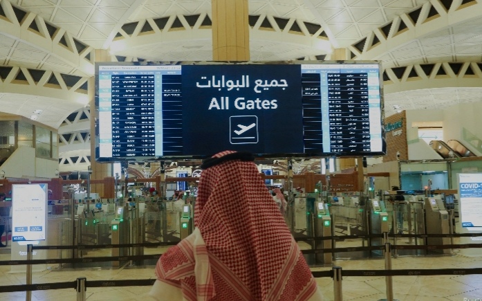 السعودية تفرض غرامة مالية "100,000" ريال بحق من يحاول إيواء حاملي تأشيرات الزيارة