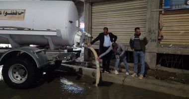 جهود مكثفة لرفع مياه الأمطار من الشوارع بمحافظة كفر الشيخ.. بث مباشر