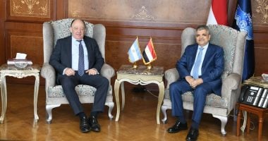رئيس قناة السويس يبحث مع سفير الأرجنتين التعاون بمجالات التكريك ونظم الملاحة