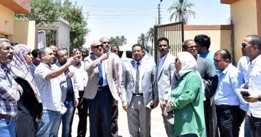 محافظ الأقصر يجرى جولة بقرى الزينية ويعلن افتتاح محطة صرف العشى 30 يونيو.. صور
