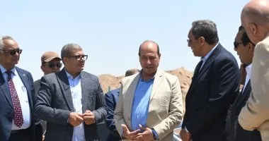 محافظ قنا ورئيس جهاز التعمير يتفقدان مشروع استصلاح 390 فدانًا